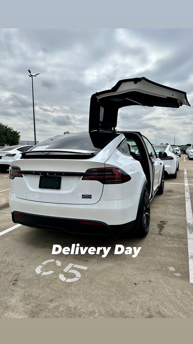 ThumblessCovert's tweet image. No excuses to be late to anything now #tesla #plaid