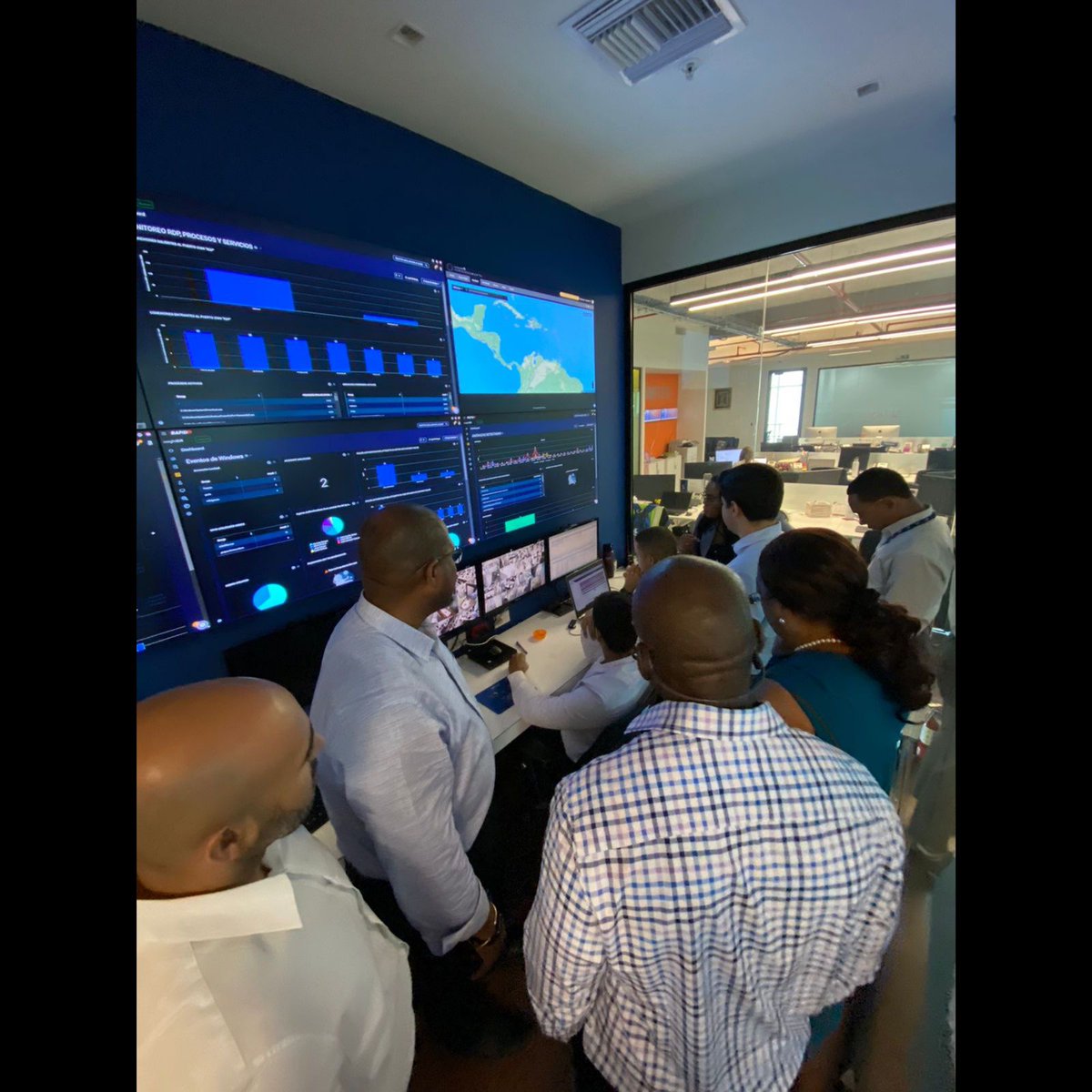 mgrullonh's tweet photo. 🧵Esta delegación estuvo conformada por representantes de su @FinanceBAH, @CentralbankBS1, Ministerio de Transporte y Vivienda, el Post Office Bank, el @scotiabankbahamas y Multimedia Technologies. ¡Gracias por su visita a #gcsINTERNATIONAL! https://t.co/ukMZfdd45z