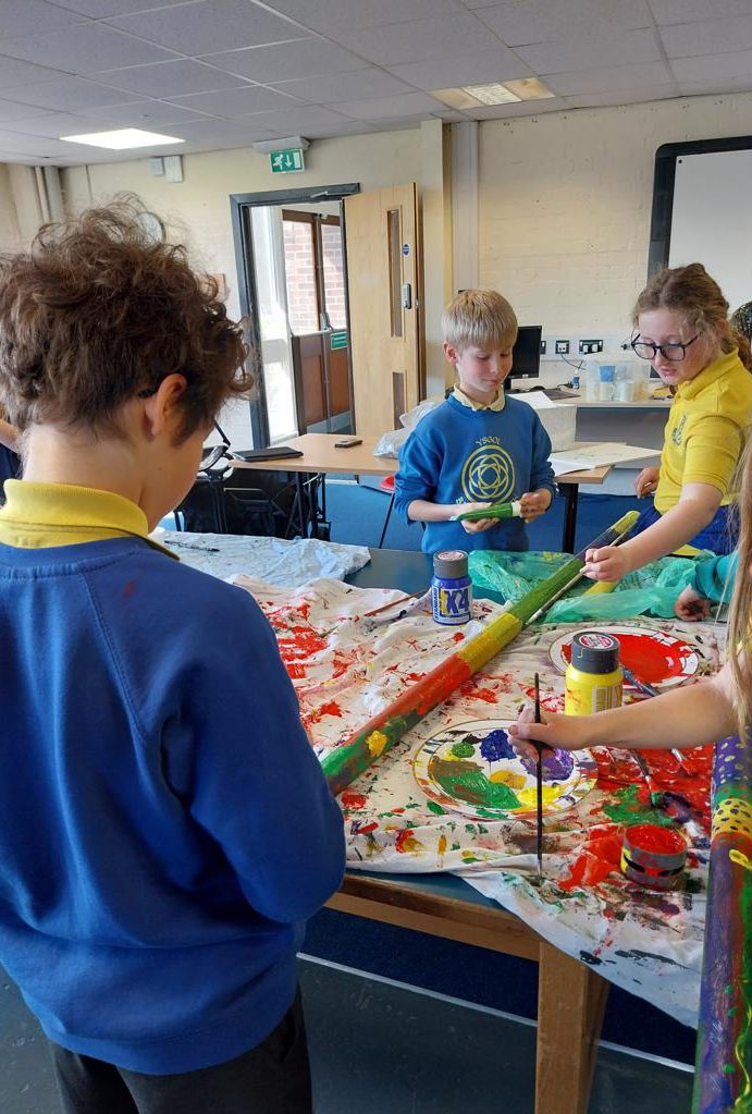 BroBrynach's tweet image. Rhai o ddisgyblion dosbarth Cynin wedi joio mas draw yn y weithdy celf gyda Prosiect 23 heddiw! Diolch yn fawr am y cyfle🎨🖌️🖼️ #creadigol #gweithdy 

Some of pupils from Cynin class enjoyed partaking in the art workshop along with Project 23 today! Thank you for the opportunity