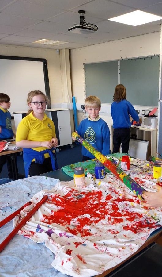 BroBrynach's tweet image. Rhai o ddisgyblion dosbarth Cynin wedi joio mas draw yn y weithdy celf gyda Prosiect 23 heddiw! Diolch yn fawr am y cyfle🎨🖌️🖼️ #creadigol #gweithdy 

Some of pupils from Cynin class enjoyed partaking in the art workshop along with Project 23 today! Thank you for the opportunity