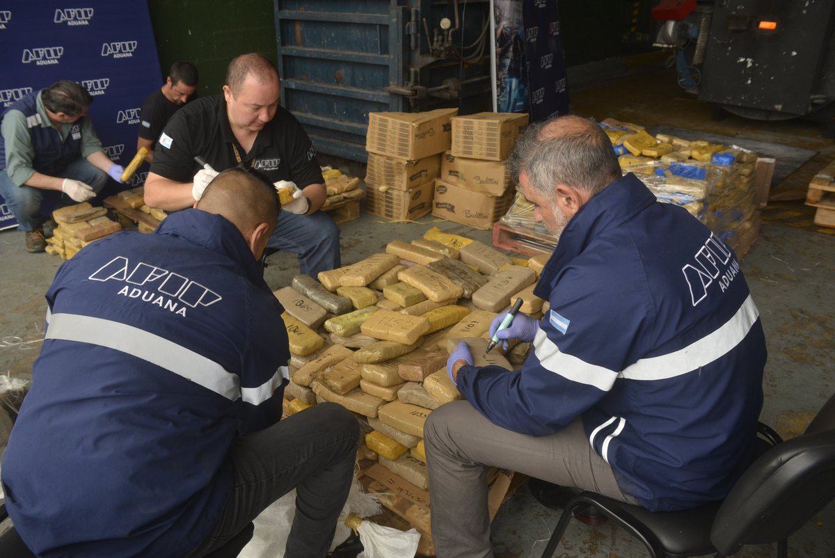 MichelGuilleOK's tweet photo. Hoy la Aduana incineró más de 2 toneladas de Marihuana en Ezeiza.

Agradezco la presencia del Juez Hernán Viri, a cargo del Juzgado Federal de Gualeguaychu en el procedimiento y de @CastagnetoC , Administrador Federal de Ingresos Públicos. https://t.co/qqkeUWzRqN