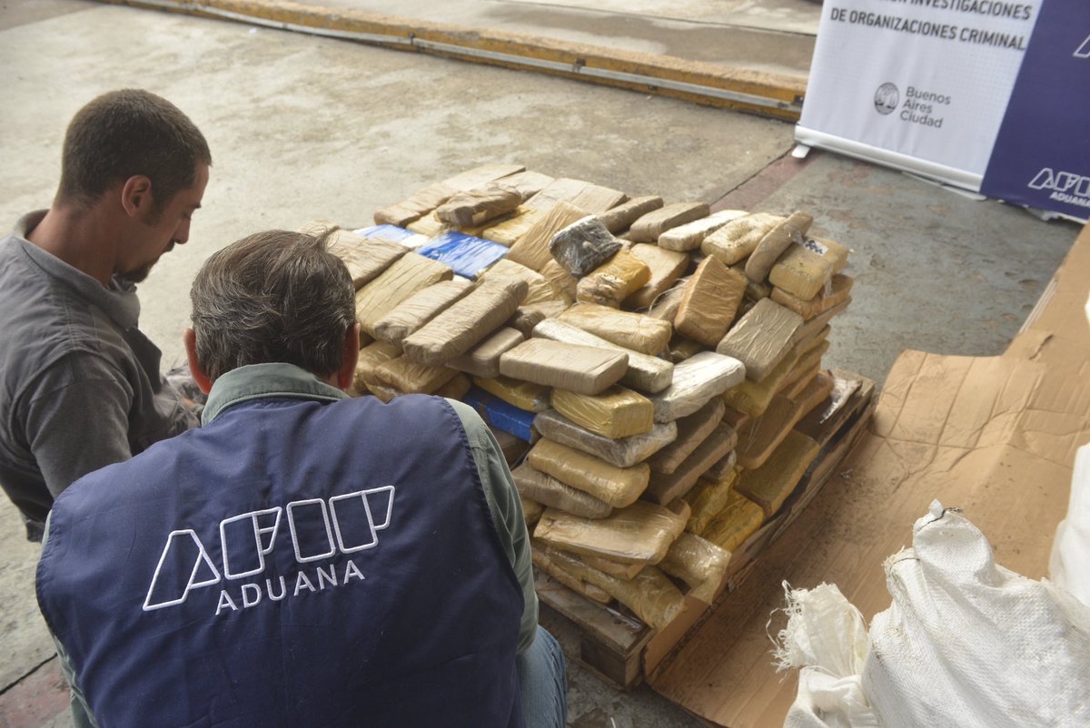 MichelGuilleOK's tweet photo. Hoy la Aduana incineró más de 2 toneladas de Marihuana en Ezeiza.

Agradezco la presencia del Juez Hernán Viri, a cargo del Juzgado Federal de Gualeguaychu en el procedimiento y de @CastagnetoC , Administrador Federal de Ingresos Públicos. https://t.co/qqkeUWzRqN