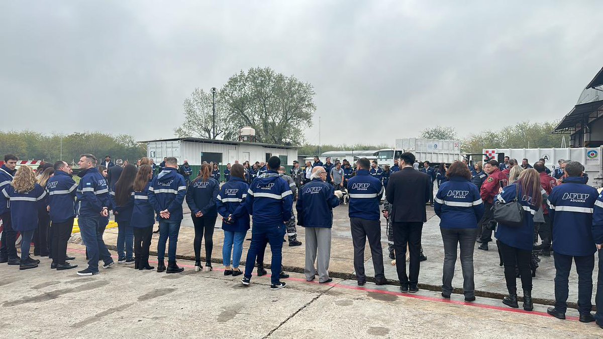 MichelGuilleOK's tweet photo. Hoy la Aduana incineró más de 2 toneladas de Marihuana en Ezeiza.

Agradezco la presencia del Juez Hernán Viri, a cargo del Juzgado Federal de Gualeguaychu en el procedimiento y de @CastagnetoC , Administrador Federal de Ingresos Públicos. https://t.co/qqkeUWzRqN