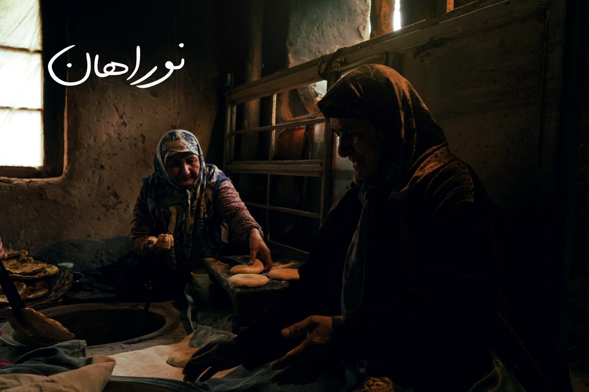 nowrahan's tweet photo. همه ی ما حداقل یک خاطره شیرین، از اولین طعم هایی که تو خونه ی سرشار از عشق و یگانگی مادربزرگهامون تجربه کردیم، داریم
که دلمون پر میزنه که عطر و طعم و رنگ اون رو از دل خاطرات بیرون بکشیم 
حبابی ازش درست کنیم
و برای همیشه توش زندگی کنیم 👵🏻
•
#مستند #ایرانگردی #نوراهان #نون_محلی https://t.co/gsGB85jeO5