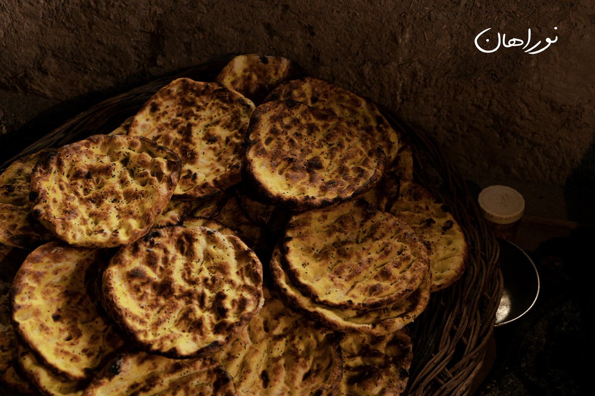 nowrahan's tweet photo. همه ی ما حداقل یک خاطره شیرین، از اولین طعم هایی که تو خونه ی سرشار از عشق و یگانگی مادربزرگهامون تجربه کردیم، داریم
که دلمون پر میزنه که عطر و طعم و رنگ اون رو از دل خاطرات بیرون بکشیم 
حبابی ازش درست کنیم
و برای همیشه توش زندگی کنیم 👵🏻
•
#مستند #ایرانگردی #نوراهان #نون_محلی https://t.co/gsGB85jeO5