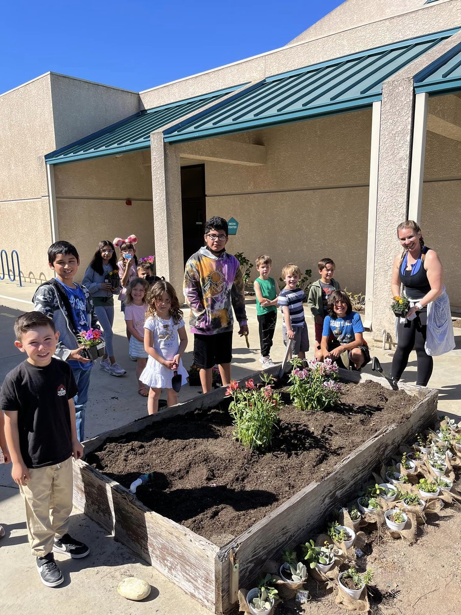 PVSDCamarillo's tweet photo. La Mariposa students celebrated Earth Day by refreshing their planter boxes. 🌏🌱 The project was led by Mrs. Sadowsky, whose grant award made it possible! #PVproud
#PVSD #Camarillo https://t.co/r30Ovgw9F8
