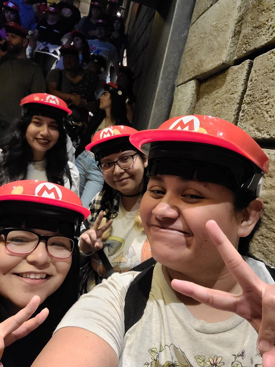 kidishkikzbutt's tweet image. When your best friend takes you to @UniStudios had an amazing time! 🥰 #BFF #Universal #friendtime