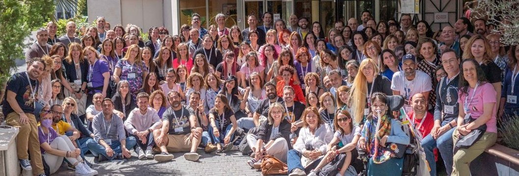 Yo no digo nada, pero si has ido a la #EduJornada, esta foto para tu perfil de Twitter queda chulísima. 🤩🤩