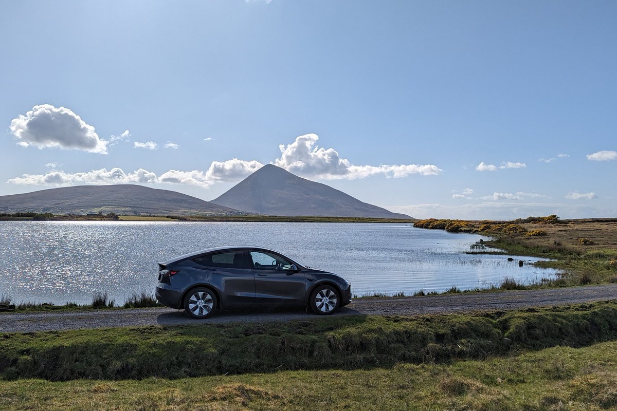 THEnergyNet's tweet photo. #DiscoverEmobility: The @Tesla Model Y was a great companion on the remote Achill Island in Ireland🇮🇪. Really cool that such an #ecar is available as a rental car at a reasonable price. Thx @UFODriveTweets! #Tesla https://t.co/R92k3eTXqy