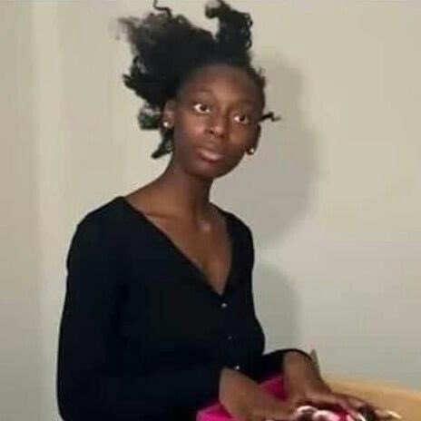Bar__bie_30's tweet photo. @Mbahdeyforyou Another earpiece to come hear" I no say you senior me,but I get money pass your papa"? https://t.co/bqq72Es25k