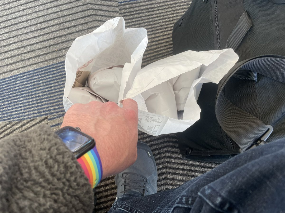 jcdelo's tweet photo. Flying back to the Bay Area with 2 of my favorite @cousinssubs (Turkey + Bacon + Cheddar) #betterbread #bettersubs
🥓🥬🍅🧅🍗🧀🥖 https://t.co/DcOltpKHDF