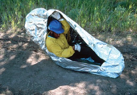 ANC_Bombers's tweet photo. Es preveu un estiu molt complicat a nivell d'incendis forestals. Les condicions climàtiques seràn un perill pels bombers. Exigim al @govern que doti a cada bomber d'una fire shelter, per protegir-se en cas d'atrapament en un foc forestal. No poseu en risc les nostres vides. https://t.co/cqdDjXMK14