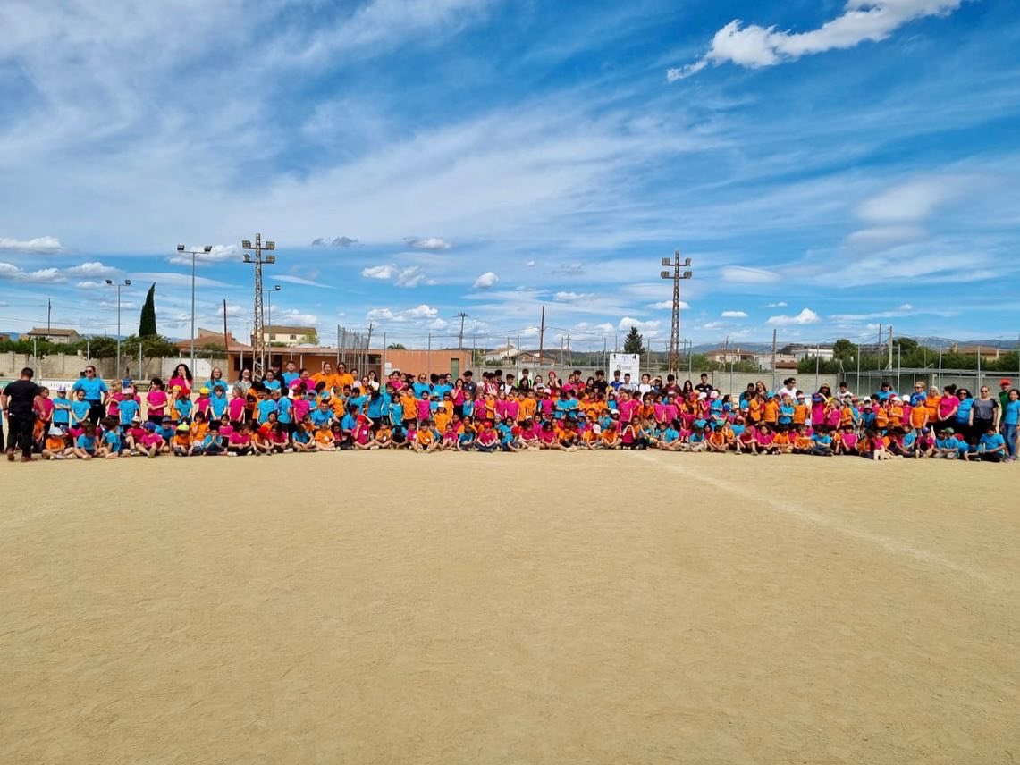 EscolaFlix's tweet photo. Avui tot l’alumnat de segon ha gaudit amb companys i companyes de la #RiberadEbre de múltiples jocs i música amb el #Patijoc 🥳

I demà cicle inicial començarà les colònies al @CdaNoguera 😎 

#FemEscola #FemComarca #TotxsSumem #Patijoc #Esport #Retrobaments #Jocs #Educació https://t.co/lnJKpL137v