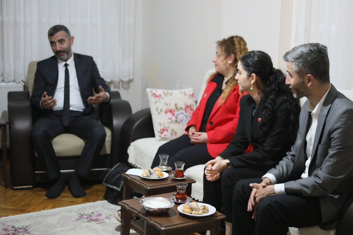 mhp_maltepe's tweet photo. Genel Başkanımızın talimatları doğrultusunda #KomşumNasılsın ziyaretleri kapsamında Milletvekili Adayımız Sayın İrem ÇELİK ile Başıbüyük Mahallesinde COŞKUN ailesine misafir olduk ve komşuları ile bir araya geldik.@sertel_selim @_MHPistanbul_ https://t.co/JpphSgBYB2