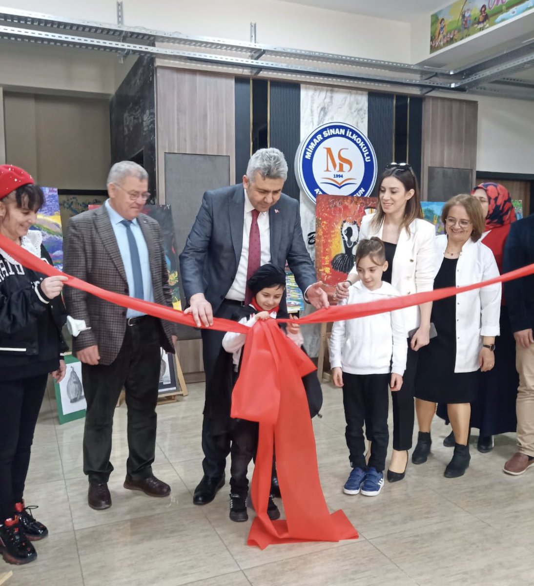AtakumMimar's tweet photo. 1/F sınıfı öğrencimiz Ayaz METİN’in ilk kişisel resim sergisinin açılışını okulumuzda gerçekleştirdik. Açılışta bizi yalnız bırakmayan İlçe Milli Eğitim Müdürümüz Sayın Mehmet İrfan YETİK’e, Şube Müdürümüz Sayın Mehmet ATAR’a ve çok değerli ziyaretçilerimize teşekkür ederiz.🎨🖌️ https://t.co/9mEJzTIqmI