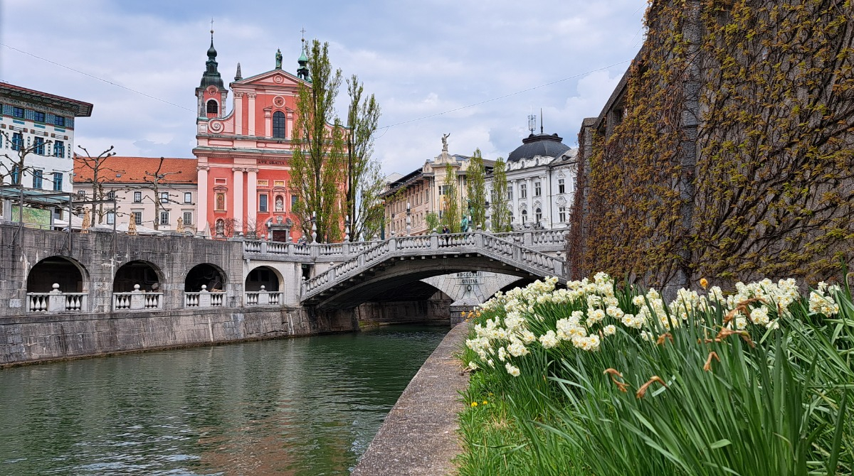 visitljubljana's tweet photo. A #different view of the iconic #TripleBridge.
#visitljubljana #ljubljana #ArchitectureLovers https://t.co/9JvYfCMFW1