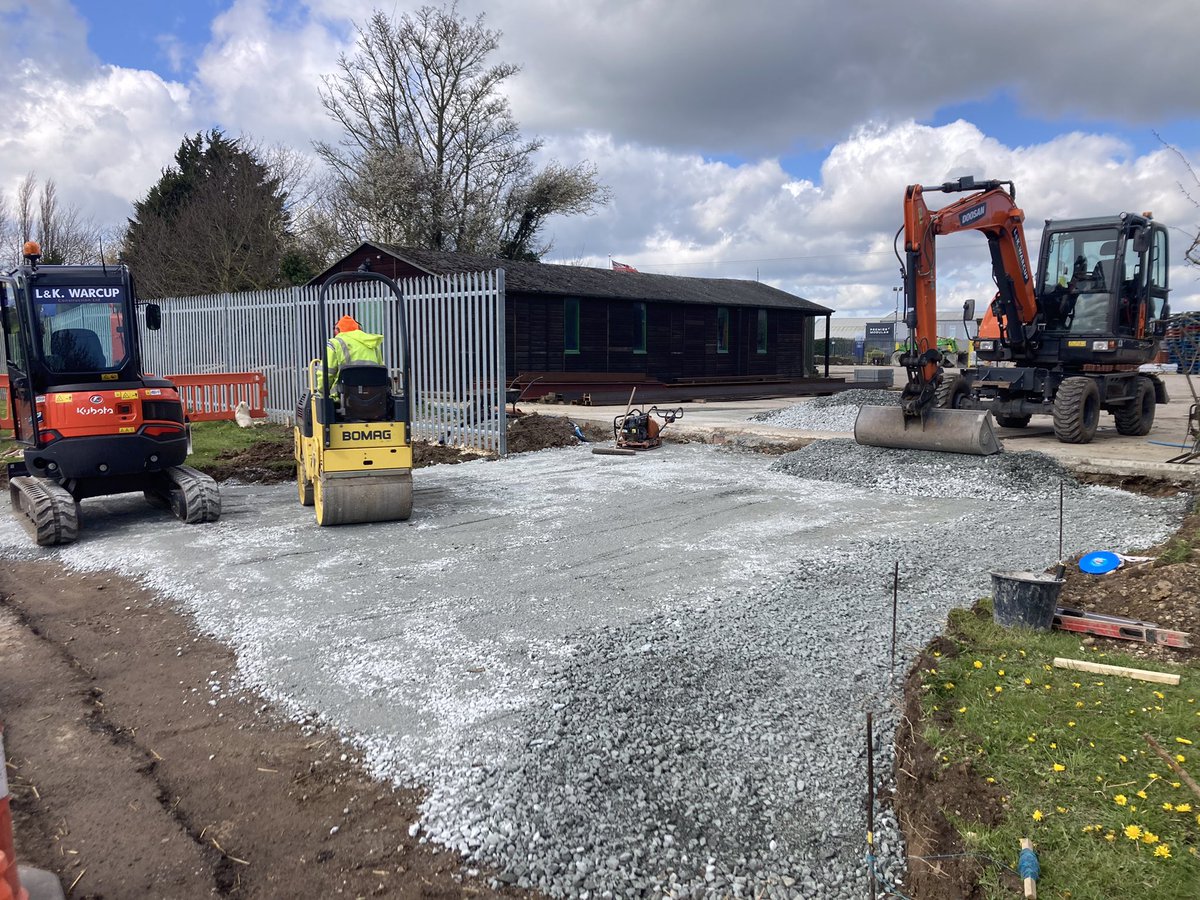 LandKWarcup's tweet photo. Machines working together to get the job done 👍🚧
#kubota #bomag #doosan #excavator #concrete #highwayworks https://t.co/TcJRz3O8YS