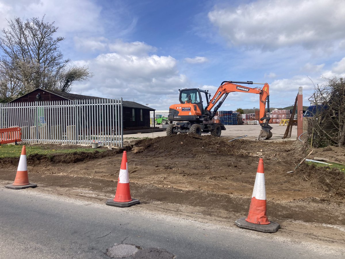 LandKWarcup's tweet photo. Machines working together to get the job done 👍🚧
#kubota #bomag #doosan #excavator #concrete #highwayworks https://t.co/TcJRz3O8YS
