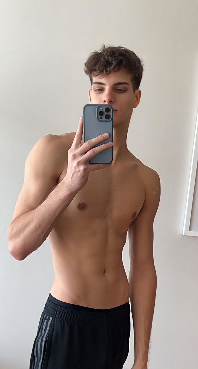 WhyattSteven's tweet photo. Wanna finish the workout in my bed after the gym ? 😈 https://t.co/NPA7ozgCUo