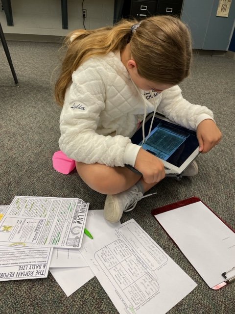 SHMSMavericks's tweet photo. 6th graders must be fast readers to read a book in 2 days! How? On Monday, each student was assigned 1 chapter to read, summarize, & explain. On Tuesday, they shared their chapter w/ classmates, so they finished a whole book in just 2 days!! #SHMSMavsRead #Learn230 https://t.co/WBlFLf0vQp