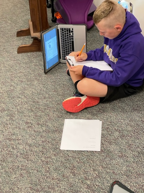 SHMSMavericks's tweet photo. 6th graders must be fast readers to read a book in 2 days! How? On Monday, each student was assigned 1 chapter to read, summarize, & explain. On Tuesday, they shared their chapter w/ classmates, so they finished a whole book in just 2 days!! #SHMSMavsRead #Learn230 https://t.co/WBlFLf0vQp
