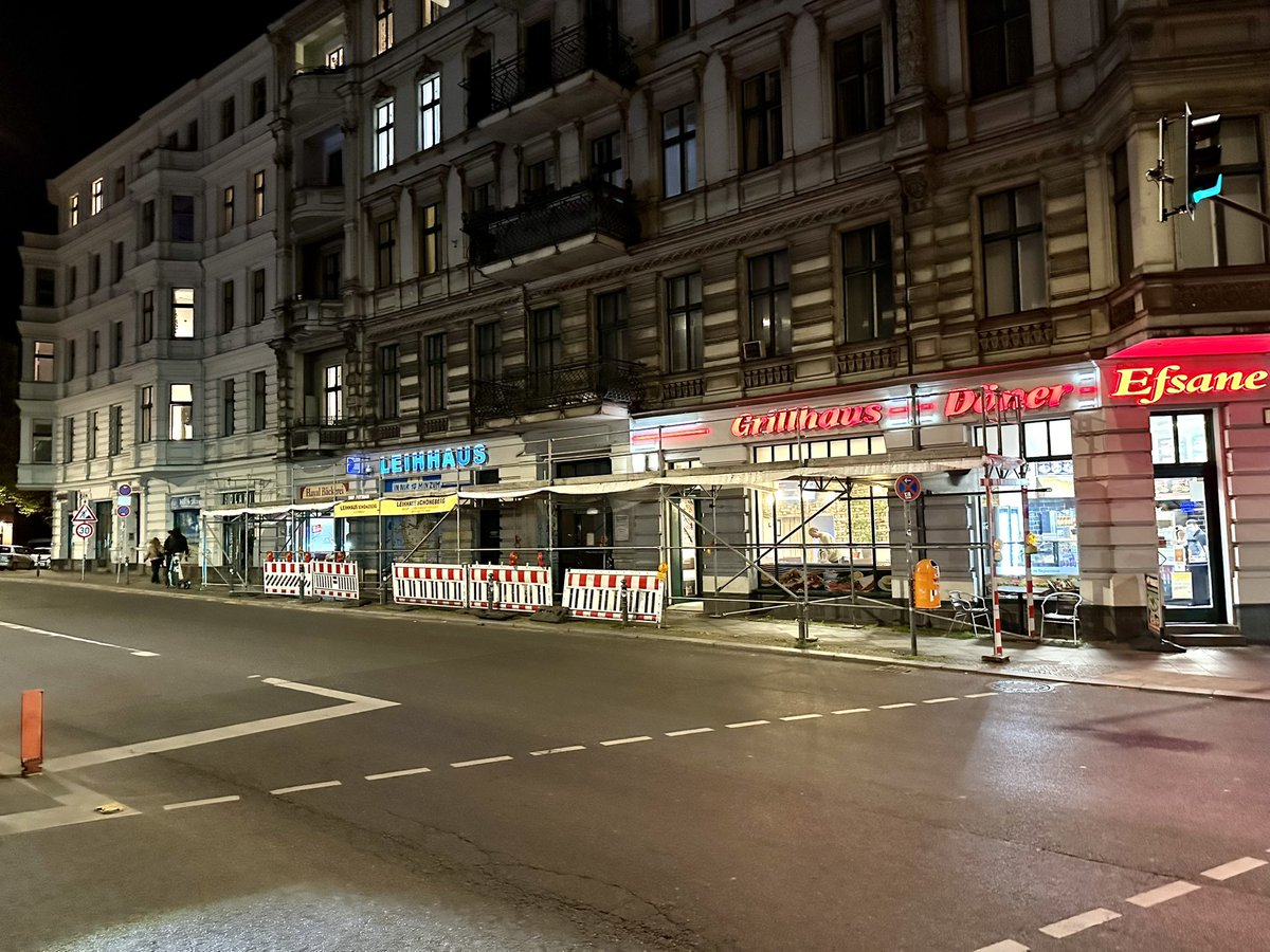 chris__327's tweet photo. Vorher - nachher auf der Kolonnenstr. 1, direkt am Richard v. Weizsäcker Platz. Meldet diese Stelle bitte, wenn ihr dort vorbeikommt. Es ist viel zu oft zugeparkt und man fährt als Radfahrer vom Radstreifen direkt in die falsch geparkten Autos. @FalschparkenBER #Abschleppgruppe https://t.co/qfTmNdhr8q