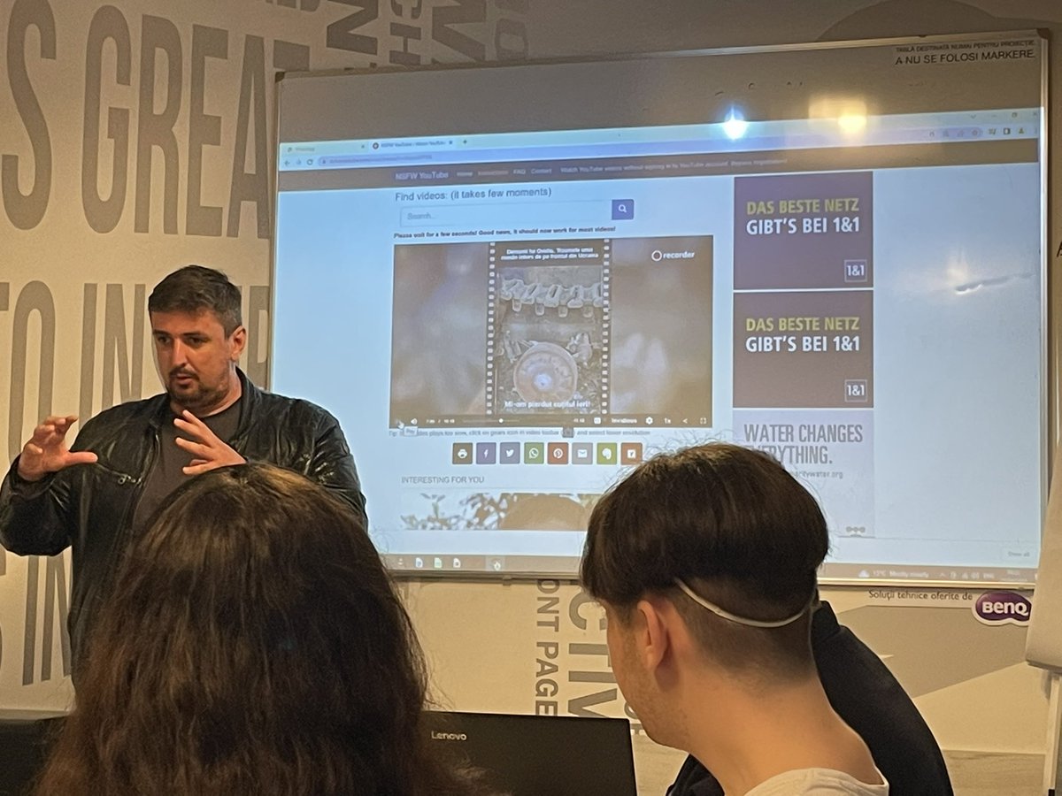 Bogdanvoprea's tweet photo. Activitate de seminar fantastică astăzi la disciplina „Corespondent de presă” de la #FJSC, #UniBuc, cu Mircea Barbu, corespondent de război, jurnalist și freelancer, care, de-a lungul timpului, a lucrat și pentru BBC, „The Times”, Deutsche Welle, Al Jazeera... #AcademicLife https://t.co/CofBMntUNF