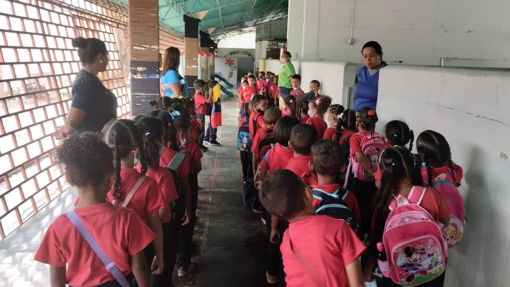 anansis19's tweet photo. *Centro de Desarrollo por la Calidad Educativa Zamora*                               Hoy 24-04-2023 en el CEIN Guatire, en el acto cívico, recibimiento de los estudiantes.
Luz Acosta Supervisora CDEC Zamora @_LaAvanzadora @HectoRodriguez @rosabecerra3 https://t.co/M9DTf8amXJ