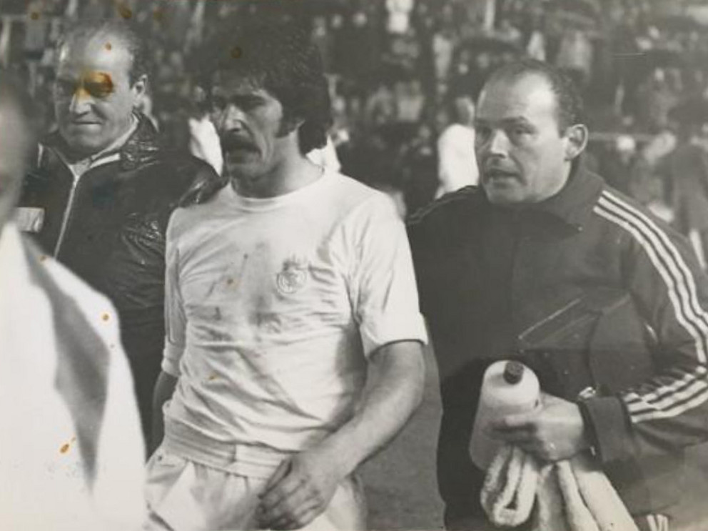 Benito, tras ser expulsado en el clásico disputado tal día como hoy en 1976, se marcha acompañado del delegado madridista Pruden y del masajista Velerda.