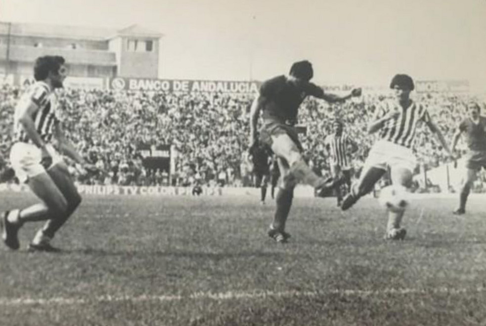 De esta forma, tal día como hoy en 1980, Santillana marcaba el gol del definitivo empate a 1 ante el Real Betis, en la visita a Villamarín en la vuelta de los 1/4 de fina de la Copa del Rey.