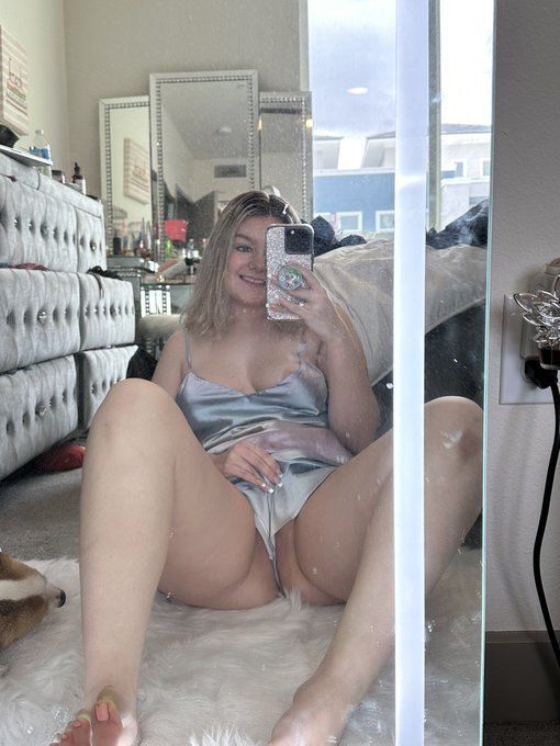 hope u don&rsquo;t mind some camel toe on ur feed today https://t.co/dEFMOxebeG