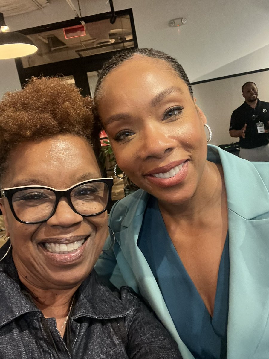 prmaven17's tweet photo. Major highlight for me at the @DineDiaspora #BWIFSummit was personally meeting #femalefoodway & #spirits icon @FawnWeaver of @UncleNearest 🙌🏾🙌🏾🙌🏾🙌🏾🙌🏾🙌🏾🙌🏾🙌🏾🙌🏾🙌🏾 #stepoutonfaith #billionareboss #shesaPRmaventoo https://t.co/5FOeaBpbLu