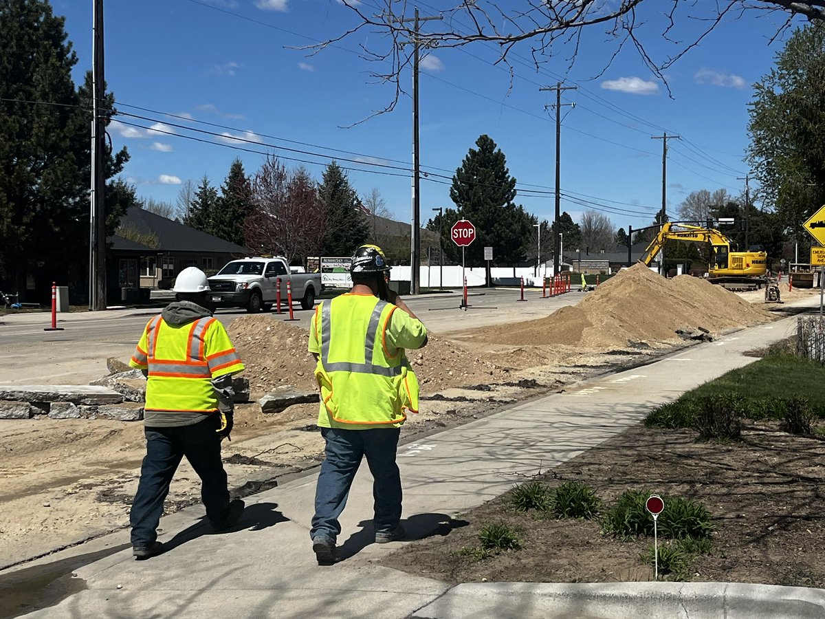 kjwills652's tweet photo. Roadwork is inconvenient - if a driver passes road closed signs, its dangerous for workers & drivers not aware of hazards
Watch 4 road closed signs & find alternate routes
Im on 5 mile looking for drivers not paying att. Don’t wanna meet this way!
#engageddriving #readthesigns https://t.co/vHBdnHd1E9