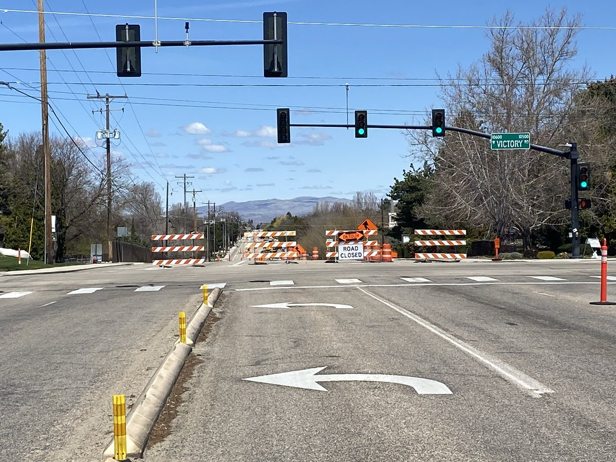 kjwills652's tweet photo. Roadwork is inconvenient - if a driver passes road closed signs, its dangerous for workers & drivers not aware of hazards
Watch 4 road closed signs & find alternate routes
Im on 5 mile looking for drivers not paying att. Don’t wanna meet this way!
#engageddriving #readthesigns https://t.co/vHBdnHd1E9