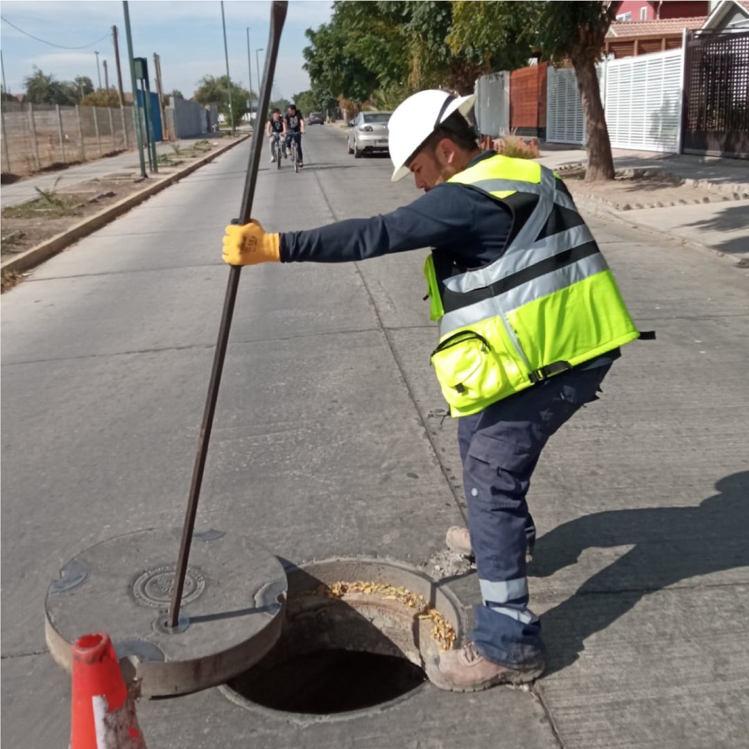 SMAPA_MAIPU's tweet photo. ☔Mientras se aproximan las lluvias seguimos avanzando  en las medidas preventivas del #Plandeinvierno. Nuestras cuadrillas de la Unidad de Alcantarillado trabajan en faenas de inspección, mantención y limpieza de colectores en el sector El Abrazo de #Maipu 🕳️👷#JuntosAvanzamos https://t.co/Rql6farglb