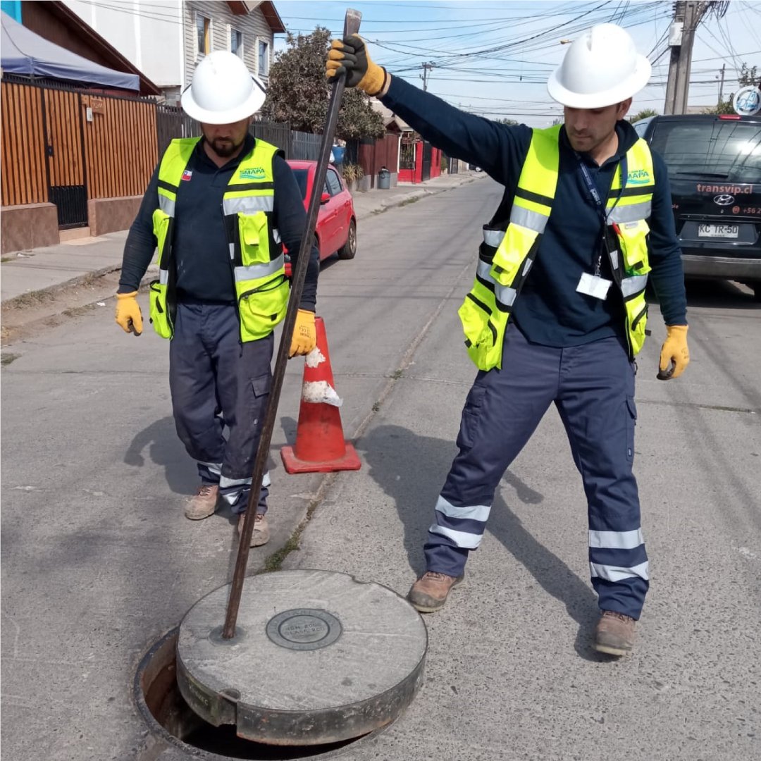 SMAPA_MAIPU's tweet photo. ☔Mientras se aproximan las lluvias seguimos avanzando  en las medidas preventivas del #Plandeinvierno. Nuestras cuadrillas de la Unidad de Alcantarillado trabajan en faenas de inspección, mantención y limpieza de colectores en el sector El Abrazo de #Maipu 🕳️👷#JuntosAvanzamos https://t.co/Rql6farglb