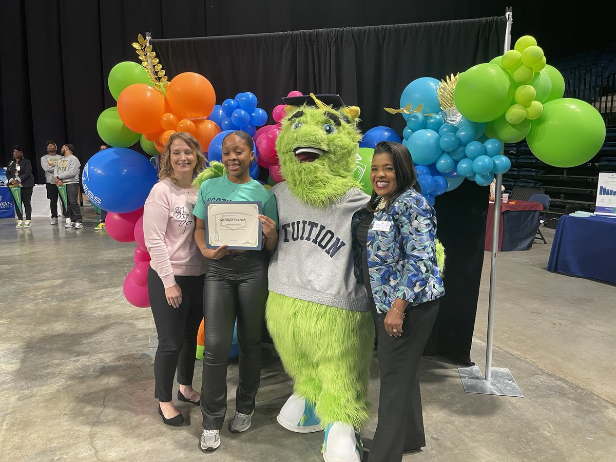 NPSchools_VA's tweet photo. Today was @AccessCollegeFd 2023 College Commitment Day @ODU’s @ChartwayArena! We celebrate the NPS students who committed to continuing their educations, including Bobby from @LakeTaylorHSNPS, who received a $10,000 scholarship! #IGOTIN https://t.co/5MfSjHzTnO