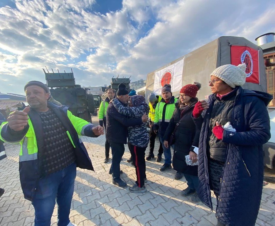 BeserikliN's tweet photo. Enkaz başında 17 gün bekledik. 
Rönesans _Soma Ekibi, acıdaşlar  ve halâ kayıp canlarını bulamayanlar!.. Hikaye değil!..
Bilmiyorsunuz, bilemezsiniz.Nereden bileceksiniz;cenaze teşhisleri için
 "ya kaçırsak,ya sahip çıkamazsak cenazelerimize" diyerek nöbet tuttuğumuzu . https://t.co/tNhEm9SbEo