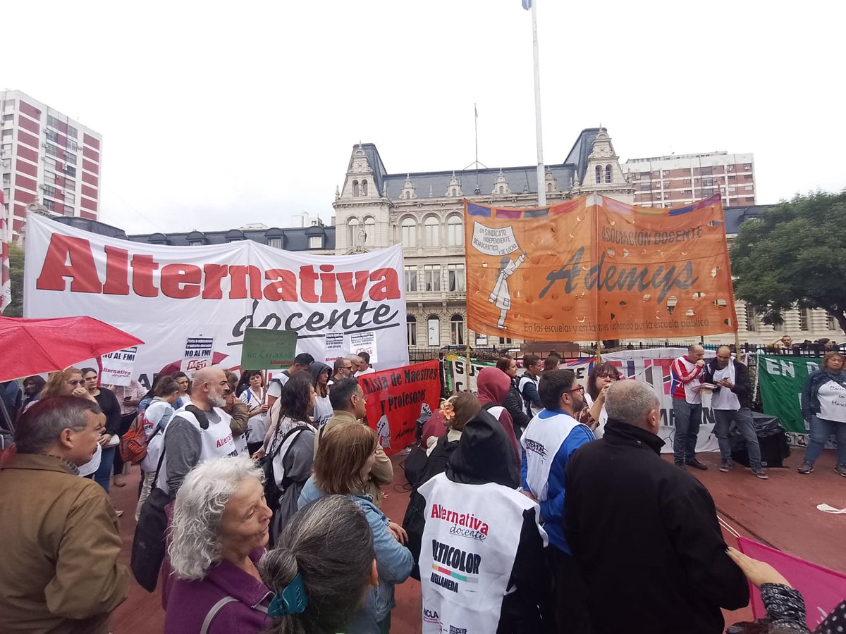 Andrelanzette's tweet photo. Acto de #Ademys y #sutebamulticolor en #Pizurno en el marco del parazo en Pcia de Buenos Aires contra el ajuste en educacion del gobierno de @Kicillofok https://t.co/40Kcy44dUz