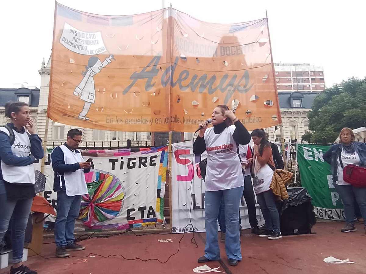 Andrelanzette's tweet photo. Acto de #Ademys y #sutebamulticolor en #Pizurno en el marco del parazo en Pcia de Buenos Aires contra el ajuste en educacion del gobierno de @Kicillofok https://t.co/40Kcy44dUz