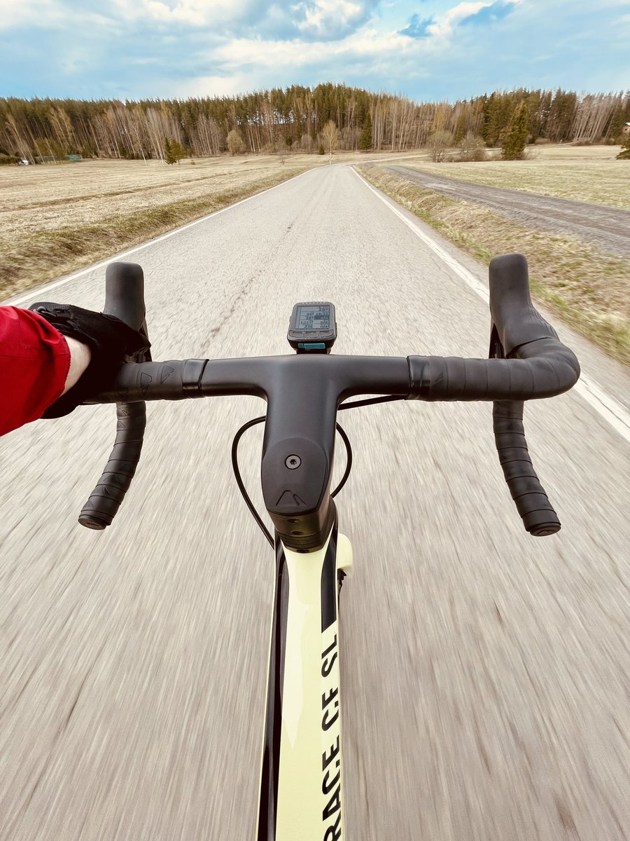 I love the integrated cockpit of my new #Canyon. Makes it look so clean. 👌

The flatness of the aero shaped bar makes it very comfortable to hold and the #Shimano Ultegra handles also have these flat spots to grab. 💎

#cycling #ridebikes