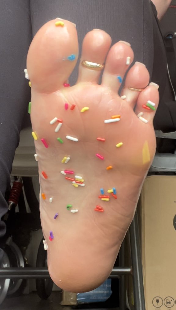 ServingAmanda's tweet photo. Sole priority ✨👅💦

Findom femdom paypig goddess sweaty smelly dirty oiled feet foot soles toes sock socks worship fetish blackmail public humiliation kink https://t.co/nfwdBrh7Hw