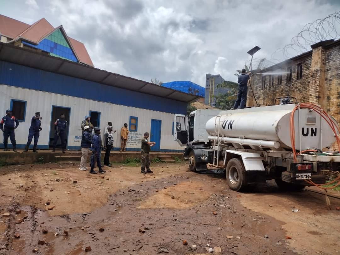 DannyMapenzi's tweet photo. Avec ce qui s'est passé dans la prison centrale de #Bukavu, ce mardi 25 avril 2023, Nous devons repenser l'administration pénitentiaire dans notre pays la #RDC. Le système Capita doit finir. Nous exigeons des enquêtes sérieuses pour punir les instigateurs de cet acte https://t.co/b4pFwTjVzB