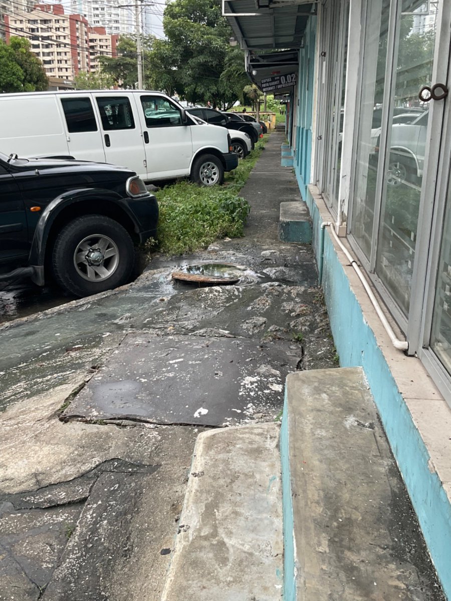 SrDonNegro's tweet photo. @IDAANinforma @NitoCortizo @gabycarrizoj 
Cada 4 meses tenemos este problema en los edificios Las Mercedes y Santa Teresa y todavía no hay una solución real, jóvenes transitan a la escuela por aquí, los vecinos viven en condiciones insalubres. @AlvaroAlvaradoC @LuisCasis20 https://t.co/0P3RxnA4uE