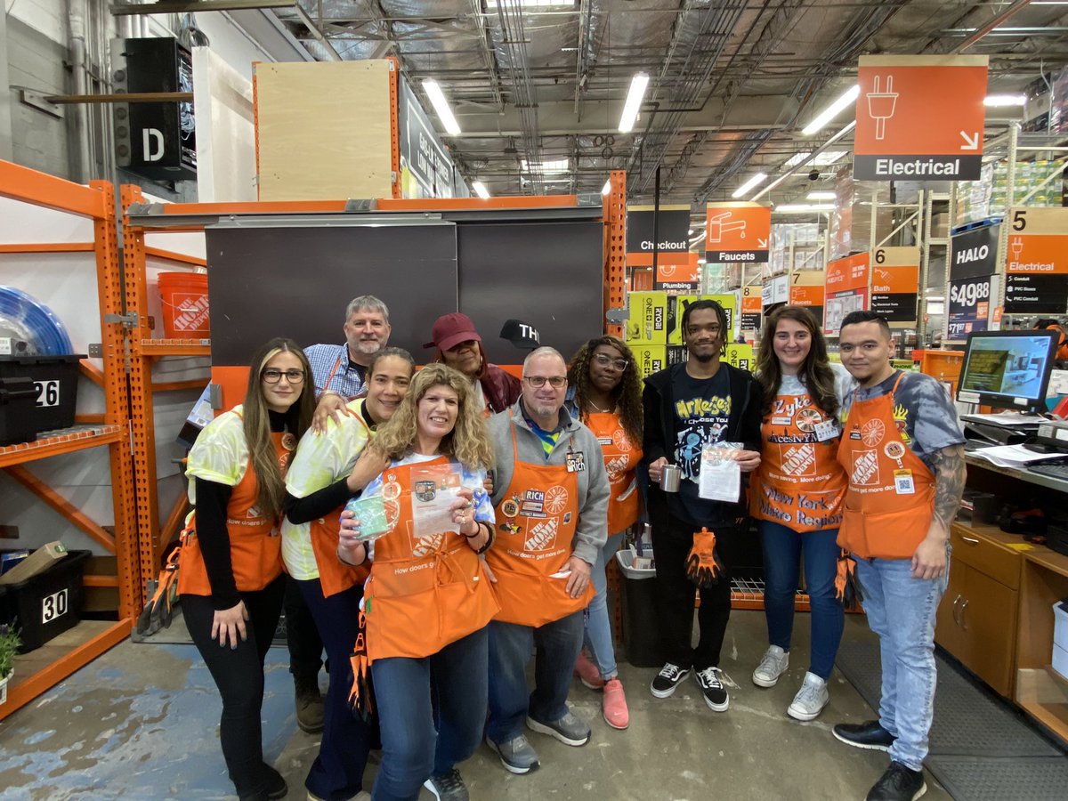 KrystyneSantos's tweet photo. Thank you to RHRM Zyke for spending time and celebrating our amazing associates in 0901! Congratulations to Tammy, Ro, and Sonia on your recognition. Congratulations to D23 Specialist Maria and KD Pam on achieving Specialist of the month for March 2023! 🎉🎉 https://t.co/eS9WXOhaBZ