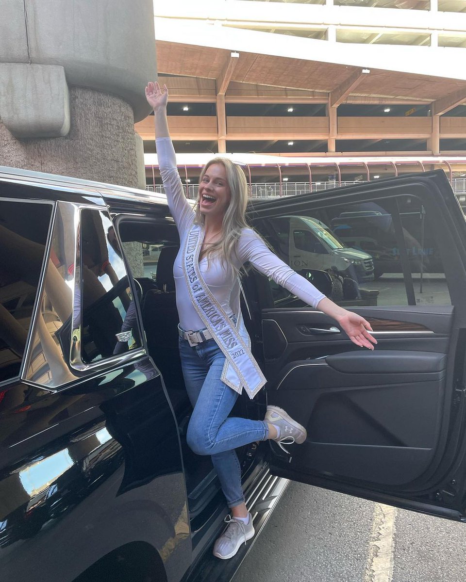 belllimolv's tweet photo. Feel like a celebrity with Bell Limousine's VIP pickup at the airport!

Make a reservation with us today https://t.co/jfF4OhitVQ

📸: unitedstatesofamericasmiss on Instagram 

#WelcomeToVegas #VegasLimo #VegasExperience #HarryReidInternationalAirport https://t.co/sOjNO3w7tY