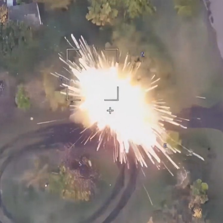 LogKa11's tweet photo. Russian forces have started using a new tactic to destroy Ukrainian SAMs. 

Shahed/Geran drones fly towards Ukrainian SAMs and act as bait. This reveals the location of the SAM, which are then destroyed by Lancet kamikaze drones - Ukraine press director Alexei Dmitrashkovsky. https://t.co/CjvJ5GYieF