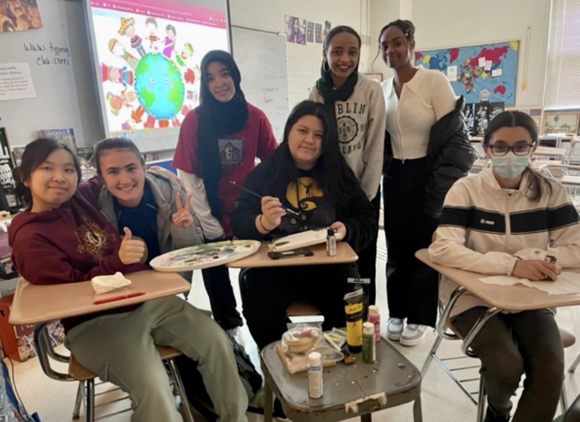 Rachel__Gannon's tweet photo. Art in action today with this fun group at Multicultural Club! 🎨🌍💙💛#YourCommunitySchools https://t.co/k7WHUYEAyD