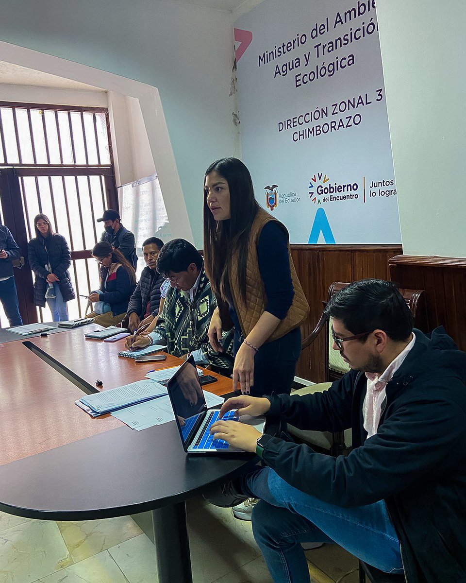 johnvinueza's tweet photo. El cuidado del agua es prioridad y nos reunimos en Senagua para que se siga dando solución al conflicto en Cubijíes #eljohn #alcaldíaciudadana https://t.co/4gGoLzu9i1