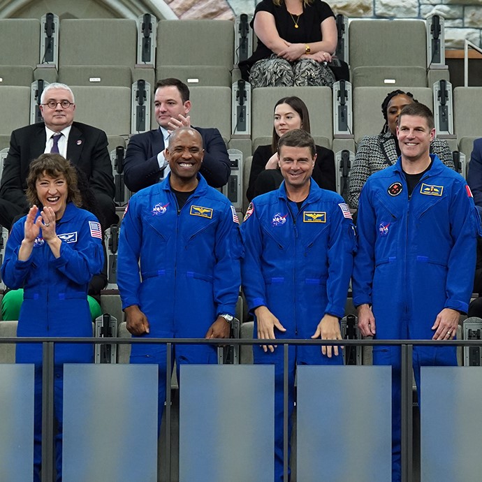 CdcPresidence's tweet image. 1/2 J’ai été ravi de rencontrer l'équipage de la #MissionSpatiale #Artemis II : l'#Astronaute de l'Agence spatiale canadienne Jeremy R. Hansen et les astronautes de la NASA Victor Glover, Reid Wiseman et Christina Hammock Koch – et de les saluer en Chambre aujourd’hui. 🚀